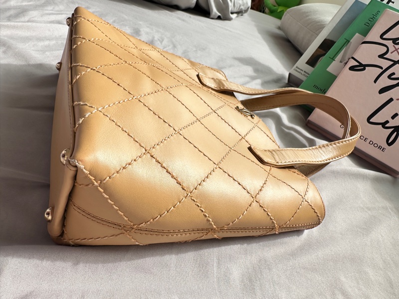 ✨98新香奈兒✨Chanel奶茶色金外縫線薇薇安手提包-1