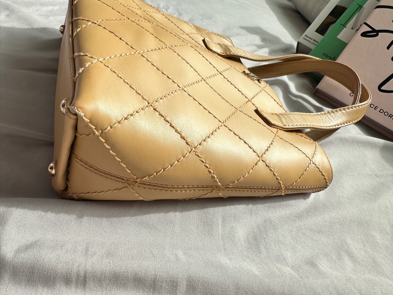 ✨98新香奈兒✨Chanel奶茶色金外縫線薇薇安手提包-2