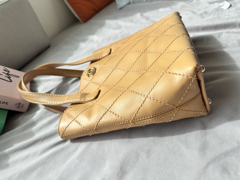 ✨98新香奈兒✨Chanel奶茶色金外縫線薇薇安手提包-3