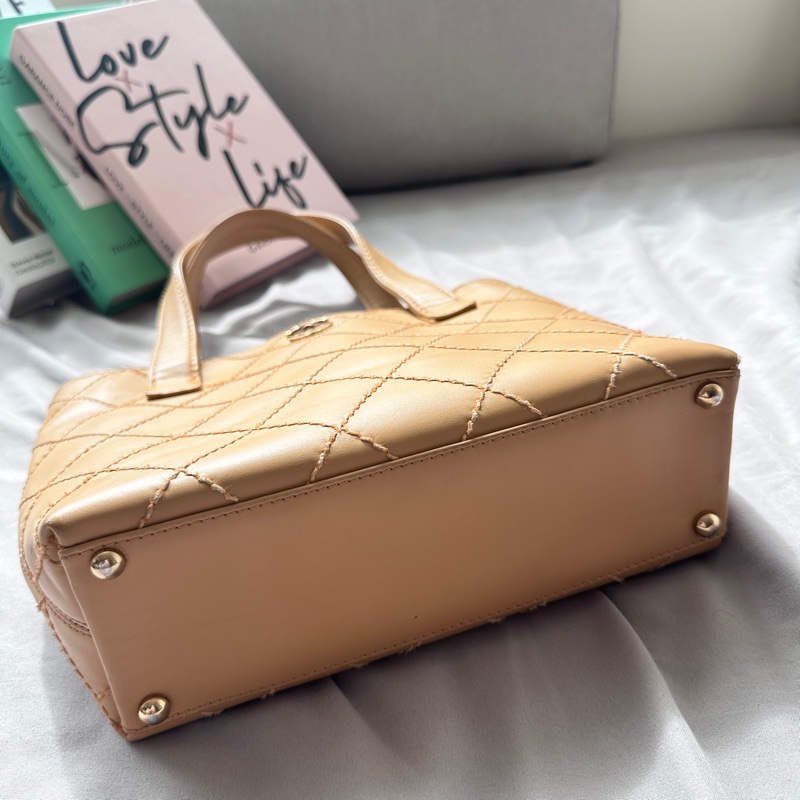 ✨98新香奈兒✨Chanel奶茶色金外縫線薇薇安手提包-4