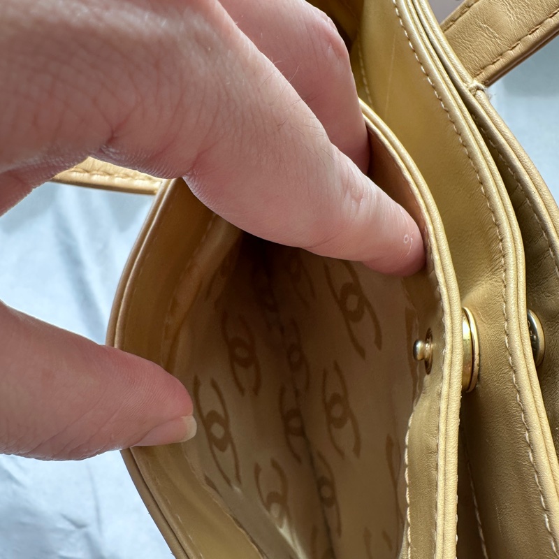 ✨98新香奈兒✨Chanel奶茶色金外縫線薇薇安手提包-5