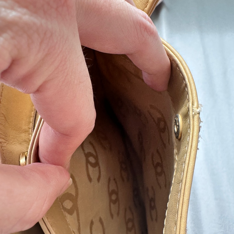 ✨98新香奈兒✨Chanel奶茶色金外縫線薇薇安手提包-6