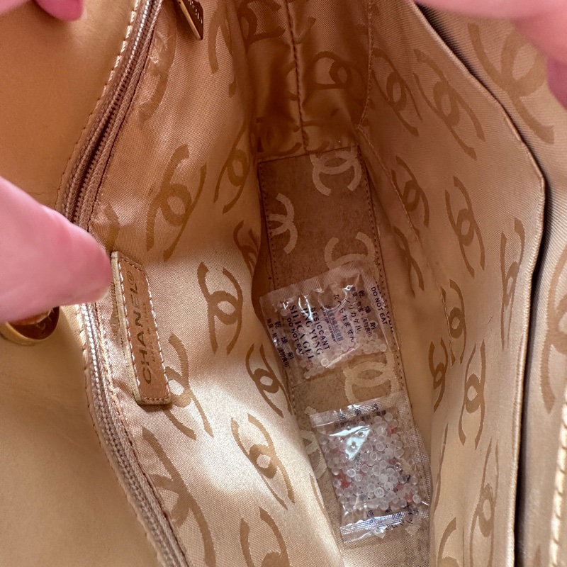 ✨98新香奈兒✨Chanel奶茶色金外縫線薇薇安手提包-7