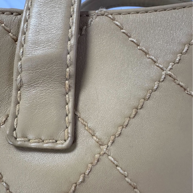 ✨98新香奈兒✨Chanel奶茶色金外縫線薇薇安手提包-10