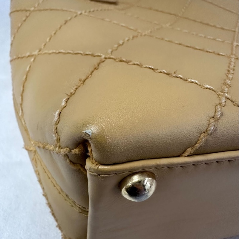 ✨98新香奈兒✨Chanel奶茶色金外縫線薇薇安手提包-11