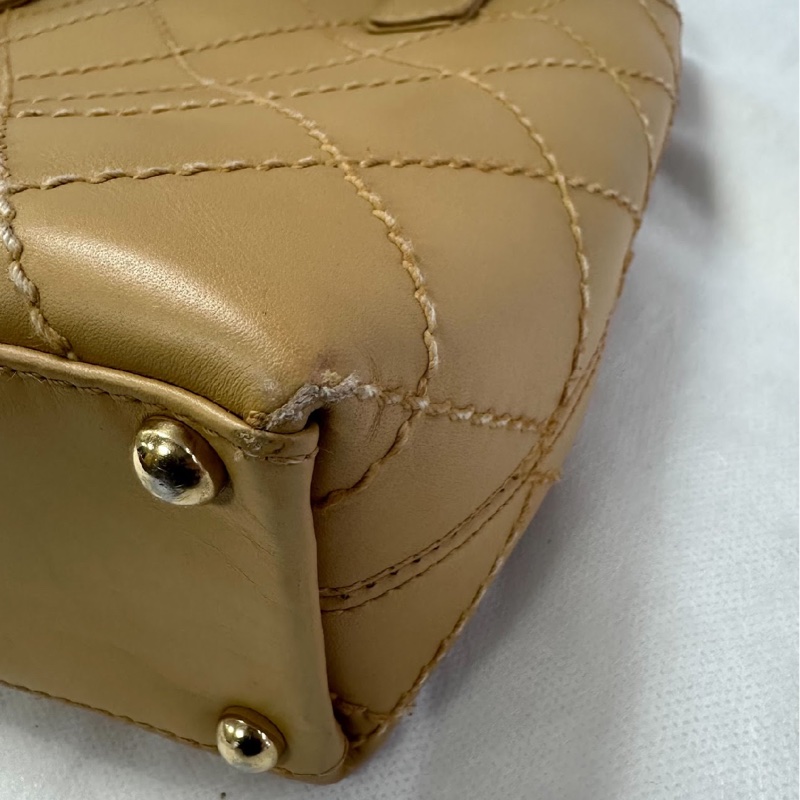 ✨98新香奈兒✨Chanel奶茶色金外縫線薇薇安手提包-12