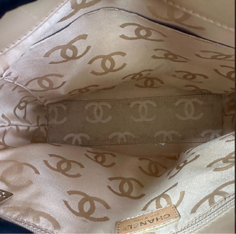 ✨98新香奈兒✨Chanel奶茶色金外縫線薇薇安手提包-13