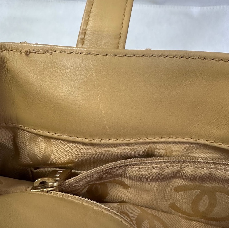 ✨98新香奈兒✨Chanel奶茶色金外縫線薇薇安手提包-14