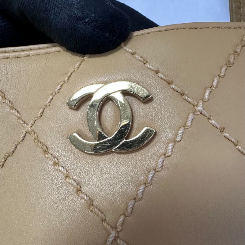 ✨98新香奈兒✨Chanel奶茶色金外縫線薇薇安手提包-15