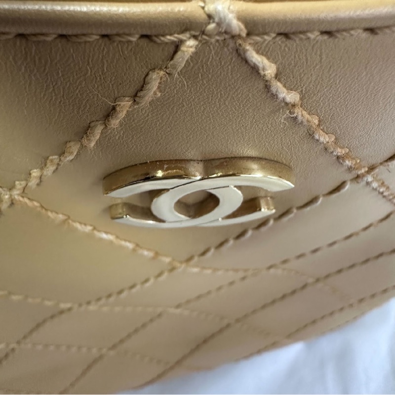 ✨98新香奈兒✨Chanel奶茶色金外縫線薇薇安手提包-16