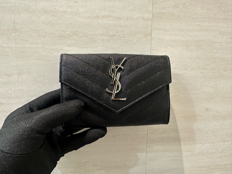 YSL 黑荔枝牛皮銀釦內4卡下蓋小型信封錢包-0