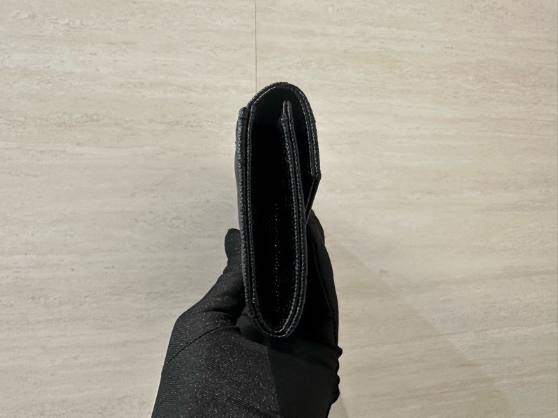 YSL 黑荔枝牛皮銀釦內4卡下蓋小型信封錢包-3