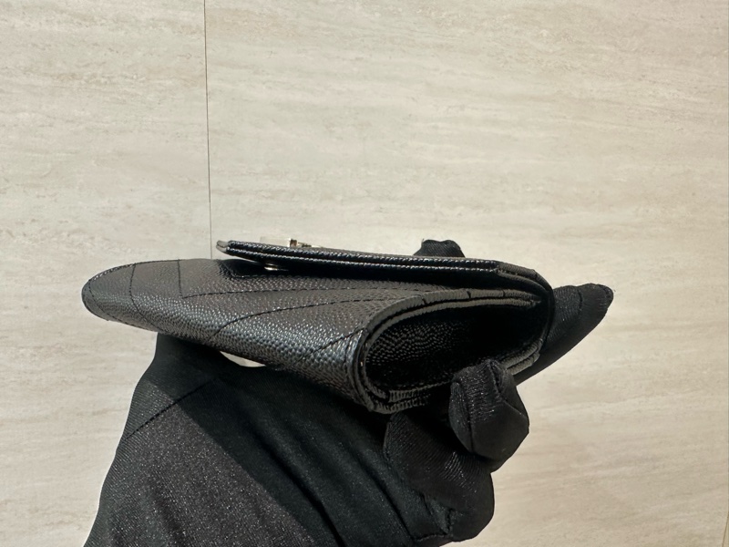 YSL 黑荔枝牛皮銀釦內4卡下蓋小型信封錢包-6