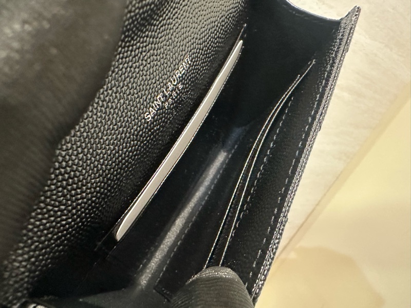 YSL 黑荔枝牛皮銀釦內4卡下蓋小型信封錢包-7
