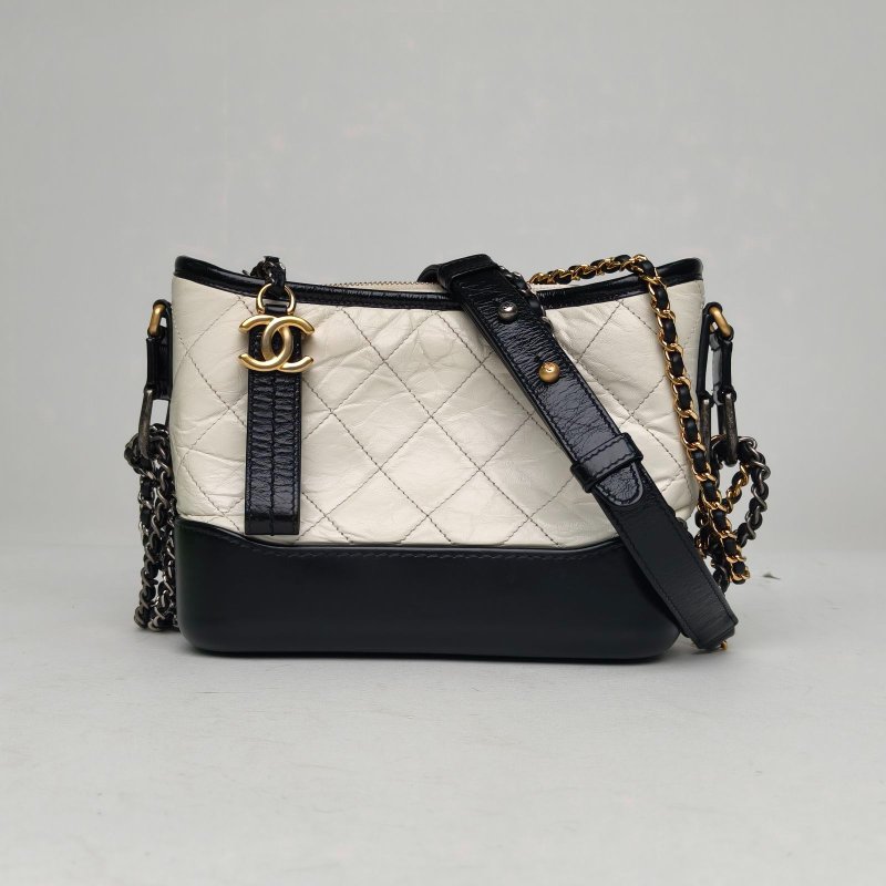 CHANEL GABRIELLE流浪小號20牛皮25開金銀扣白色黑底肩背包-0