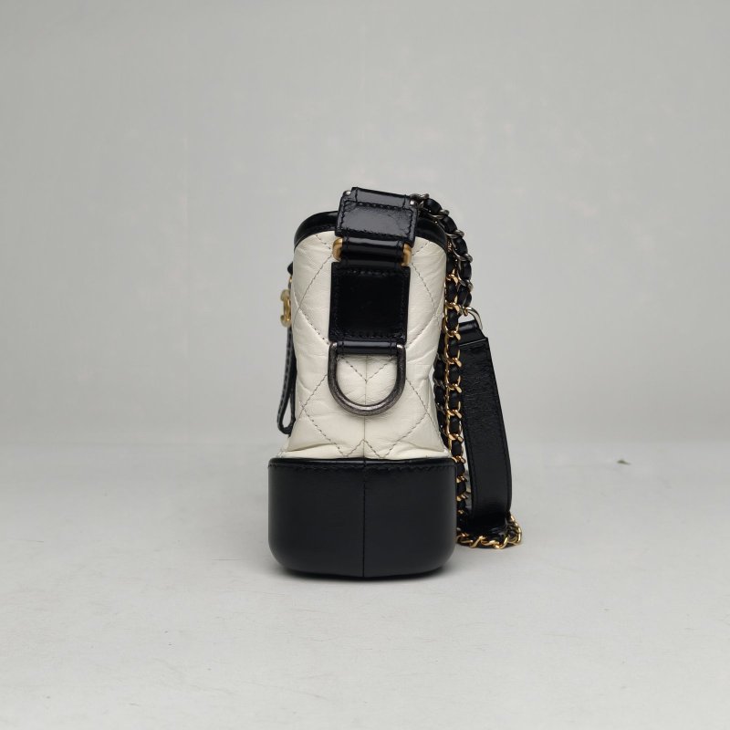 CHANEL GABRIELLE流浪小號20牛皮25開金銀扣白色黑底肩背包-1