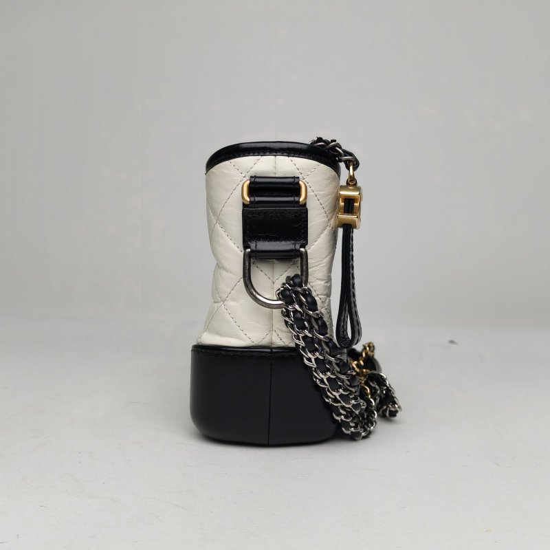 CHANEL GABRIELLE流浪小號20牛皮25開金銀扣白色黑底肩背包-3