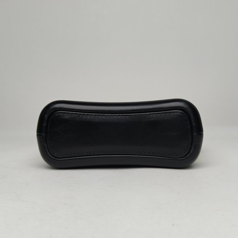 CHANEL GABRIELLE流浪小號20牛皮25開金銀扣白色黑底肩背包-4