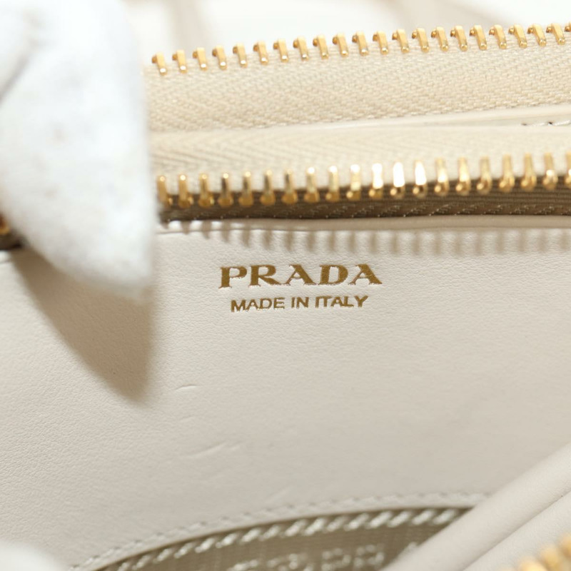 【日本直送】PRADA 三角迷你琺瑯兩用手拿包 象牙金 1NR015 正品 147726M-20