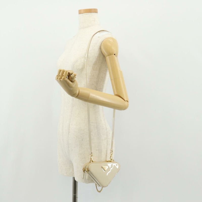 【日本直送】PRADA 三角迷你琺瑯兩用手拿包 象牙金 1NR015 正品 147726M-28