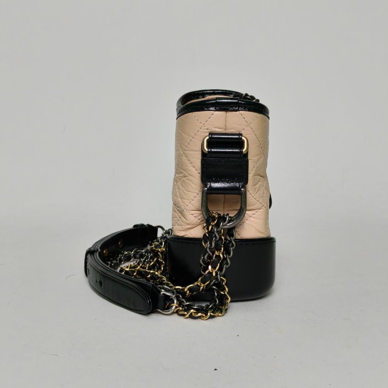 CHANEL GABRIELLE流浪小號20奶茶色牛皮29開金銀扣黑底肩背包-1