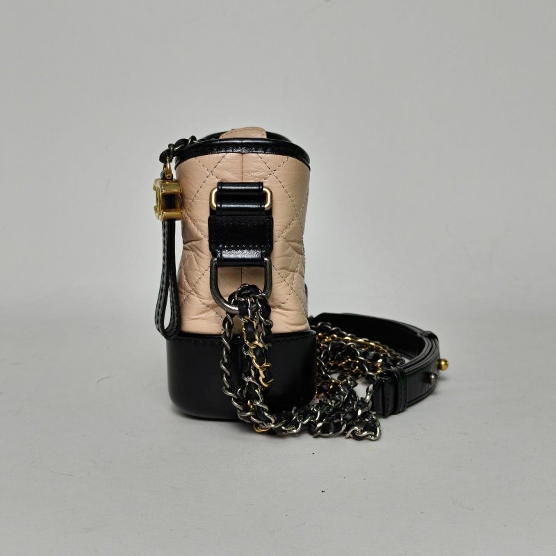 CHANEL GABRIELLE流浪小號20奶茶色牛皮29開金銀扣黑底肩背包-3