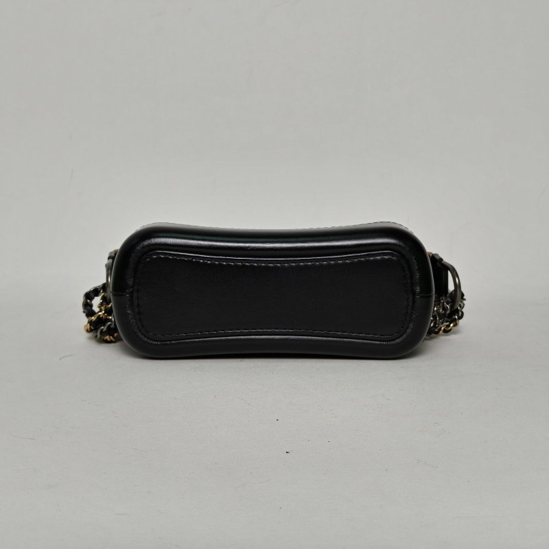 CHANEL GABRIELLE流浪小號20奶茶色牛皮29開金銀扣黑底肩背包-4