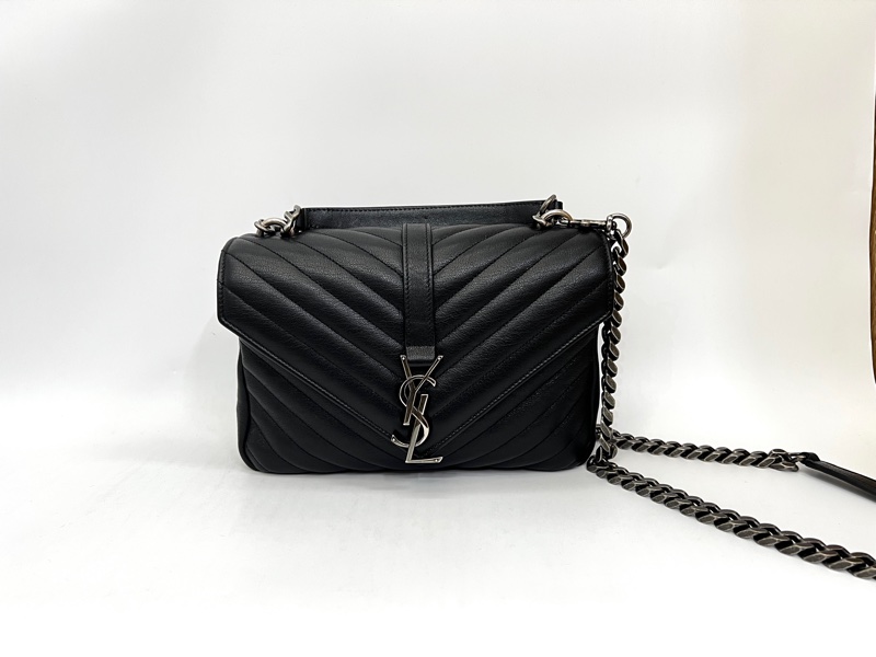 YSL 黑牛皮V型紋霧銀釦信封下蓋肩斜背包-0