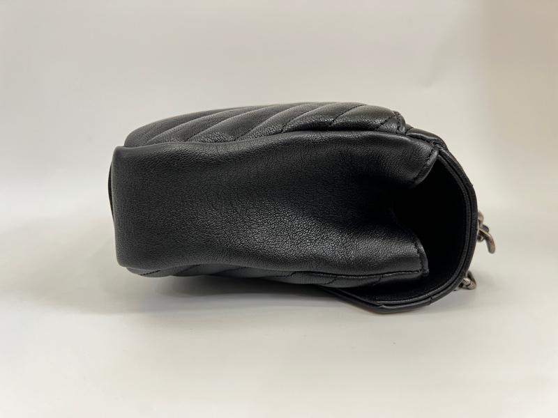 YSL 黑牛皮V型紋霧銀釦信封下蓋肩斜背包-2