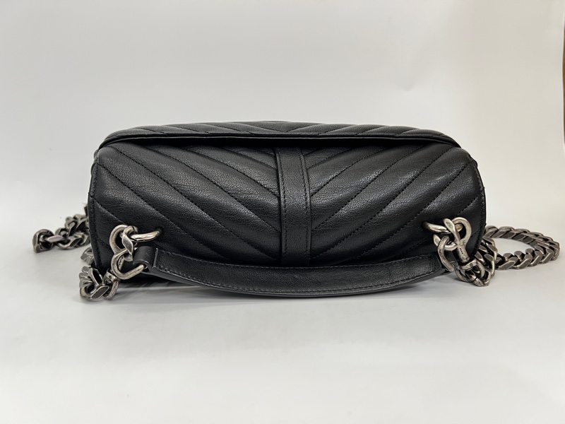 YSL 黑牛皮V型紋霧銀釦信封下蓋肩斜背包-4