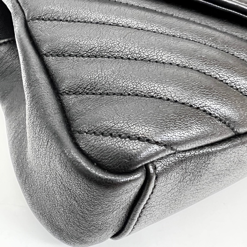 YSL 黑牛皮V型紋霧銀釦信封下蓋肩斜背包-6