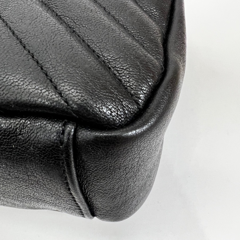 YSL 黑牛皮V型紋霧銀釦信封下蓋肩斜背包-7