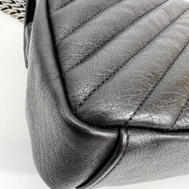 YSL 黑牛皮V型紋霧銀釦信封下蓋肩斜背包-8