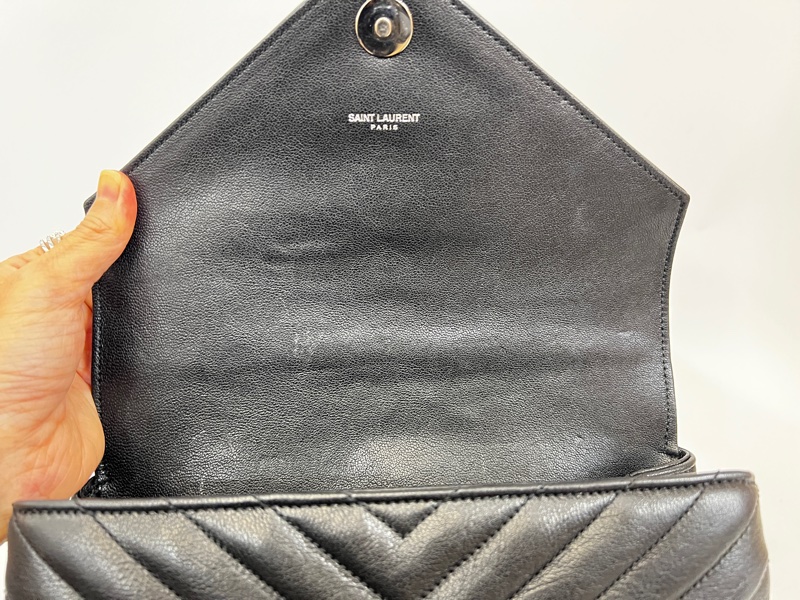 YSL 黑牛皮V型紋霧銀釦信封下蓋肩斜背包-10