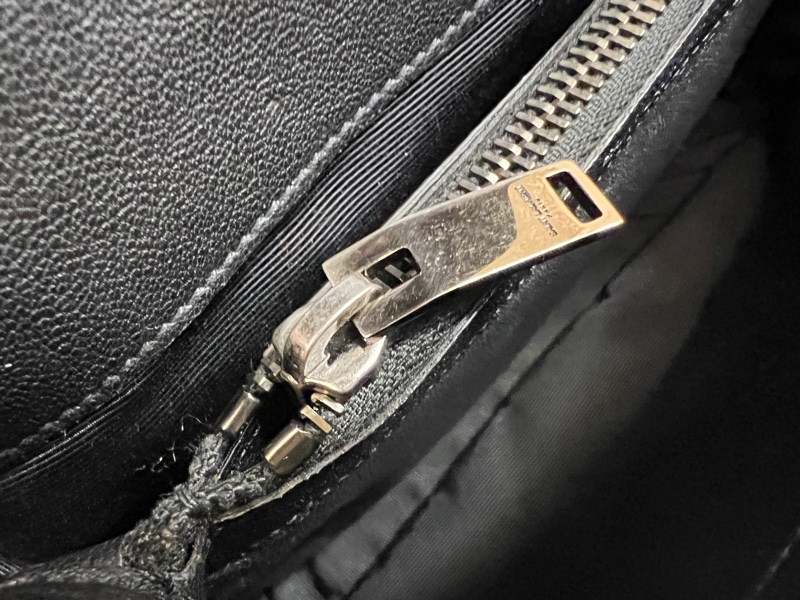 YSL 黑牛皮V型紋霧銀釦信封下蓋肩斜背包-11