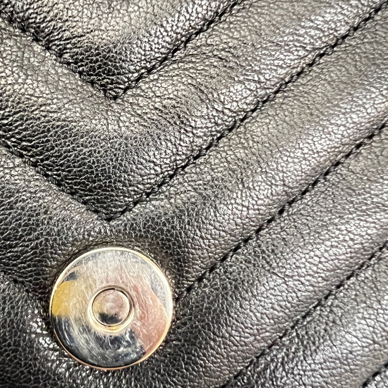 YSL 黑牛皮V型紋霧銀釦信封下蓋肩斜背包-12