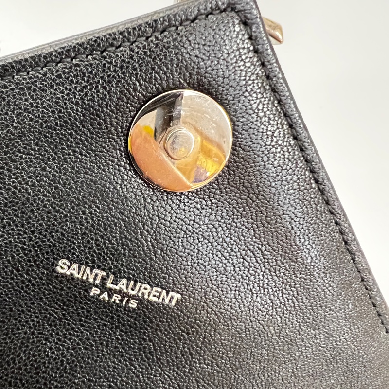 YSL 黑牛皮V型紋霧銀釦信封下蓋肩斜背包-13