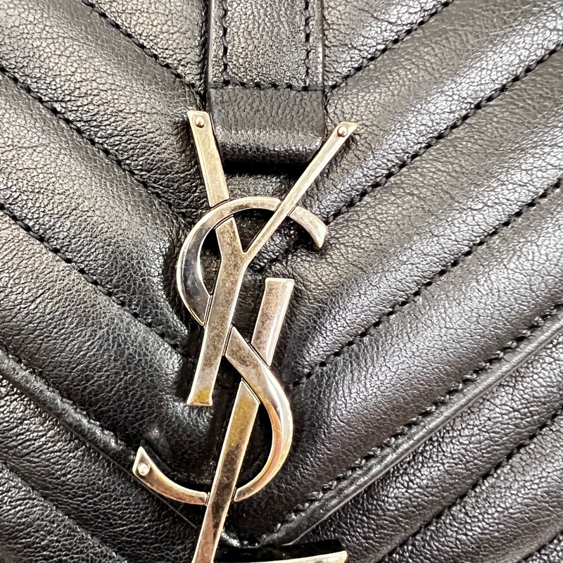 YSL 黑牛皮V型紋霧銀釦信封下蓋肩斜背包-14