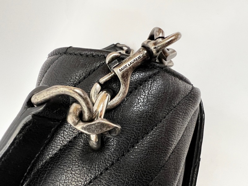 YSL 黑牛皮V型紋霧銀釦信封下蓋肩斜背包-15