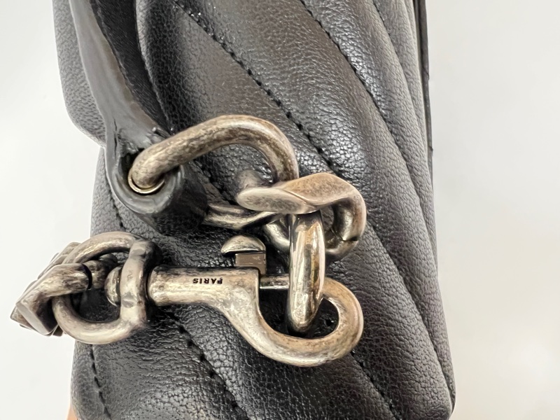 YSL 黑牛皮V型紋霧銀釦信封下蓋肩斜背包-16