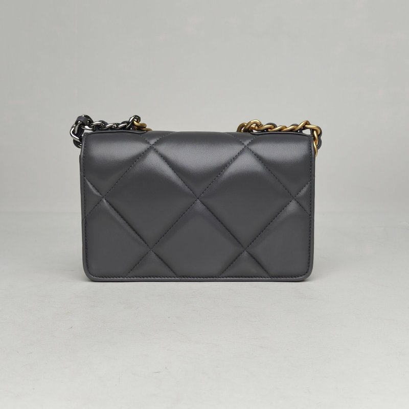 CHANEL 19BAG旋鈕WOC19深灰色羊皮晶片開金銀扣肩背包-2