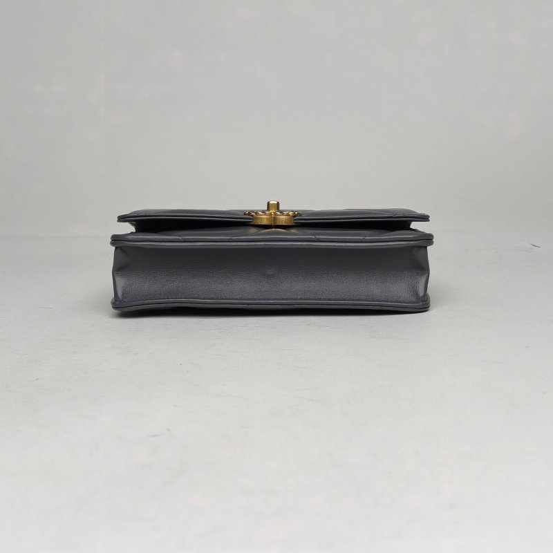 CHANEL 19BAG旋鈕WOC19深灰色羊皮晶片開金銀扣肩背包-4