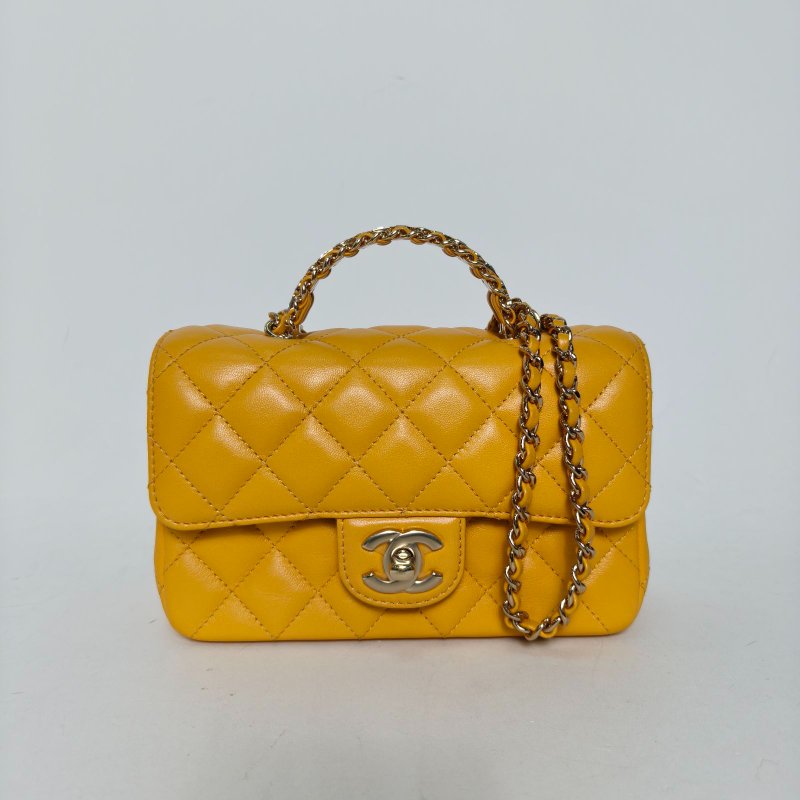 CHANEL 23ACF口蓋包18黃色羊皮晶片開淺金扣水鑽金屬皮穿手柄肩背包-0