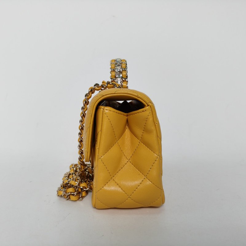 CHANEL 23ACF口蓋包18黃色羊皮晶片開淺金扣水鑽金屬皮穿手柄肩背包-3