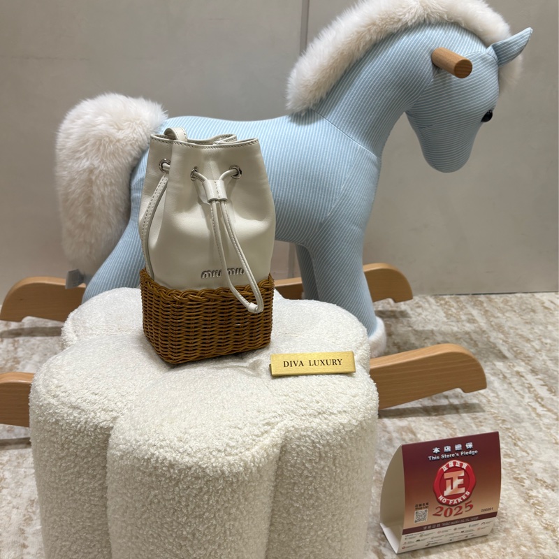 MiuMiu 白色藤編水桶包 二手 8成新❤️‍🔥-0