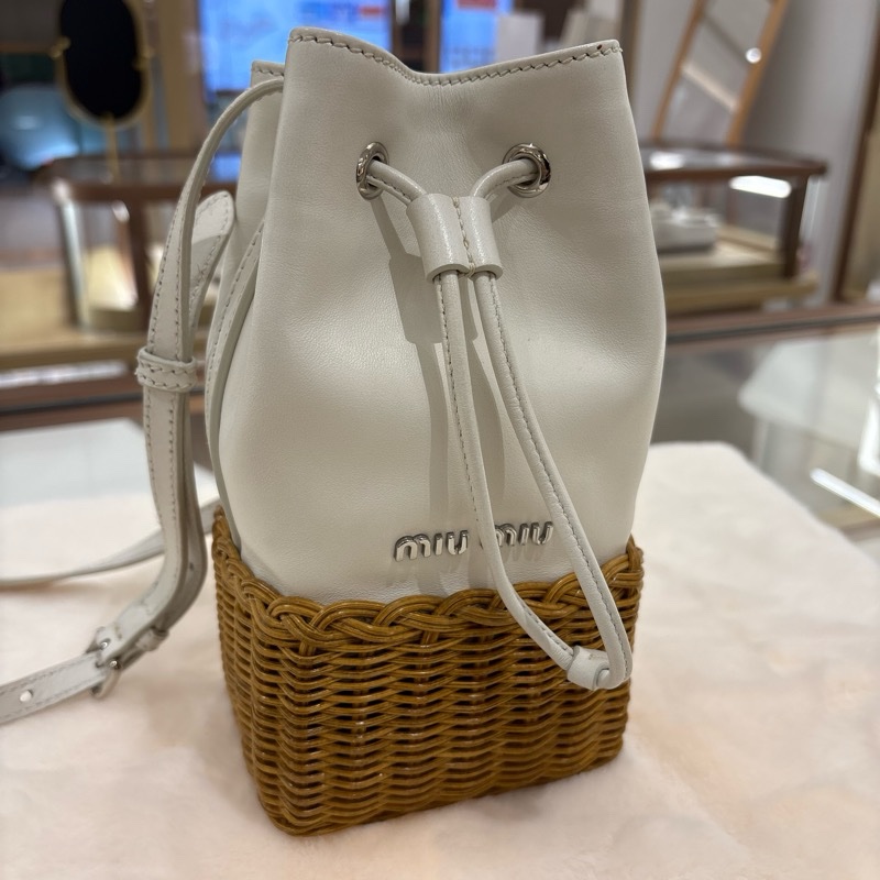 MiuMiu 白色藤編水桶包 二手 8成新❤️‍🔥-1