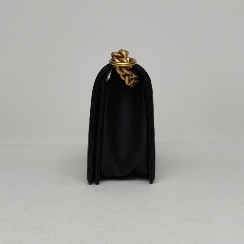 CHANEL Leboy中號25黑色牛皮29開金扣肩背包-1