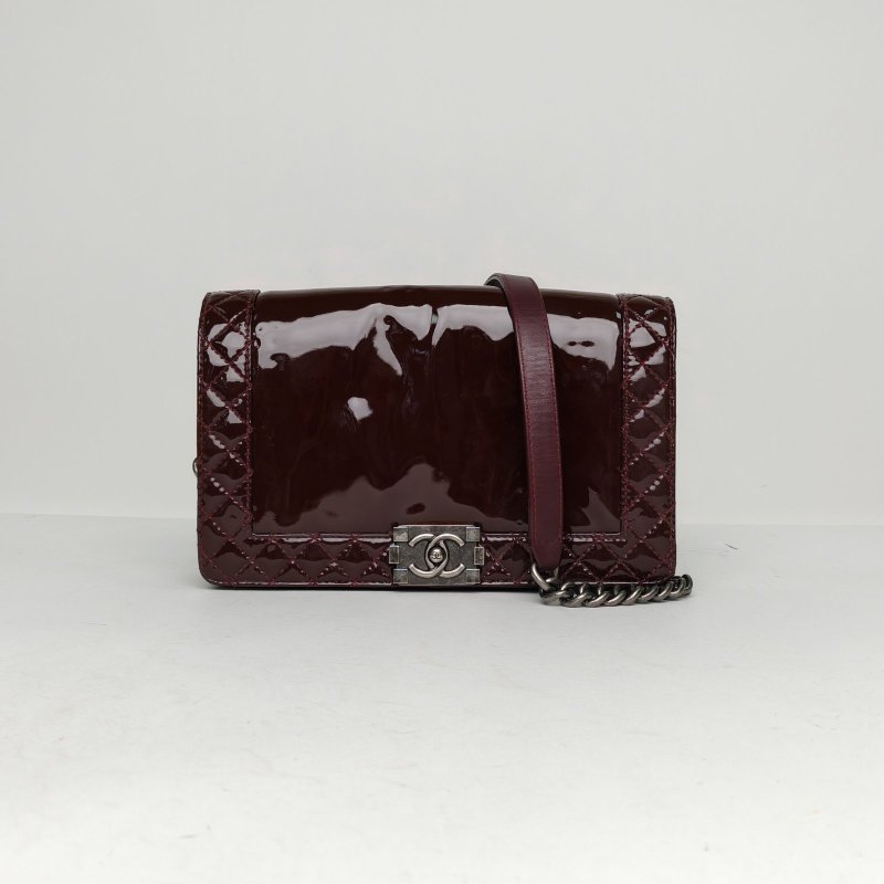 CHANEL Leboy中大號28車厘子紅漆皮18開銀扣肩背包-0