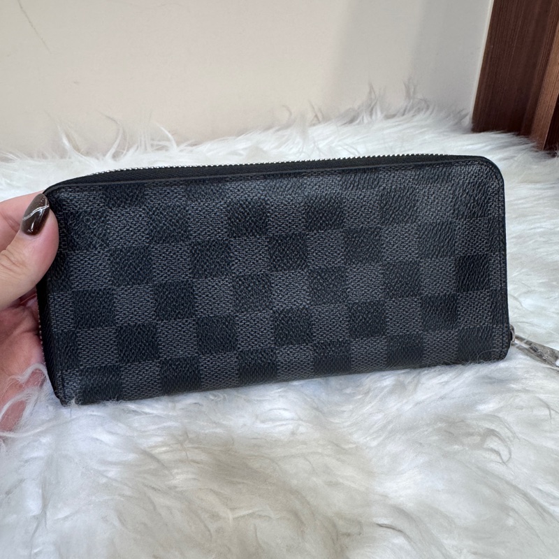 LV Zippy黑灰格直立拉鍊長夾-1