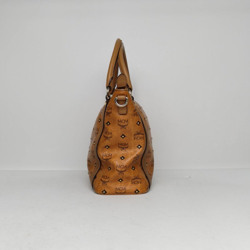 MCM 幹邑色牛皮金扣m鉚釘單肩包手提托特包配可拆卸肩帶肩背包-3
